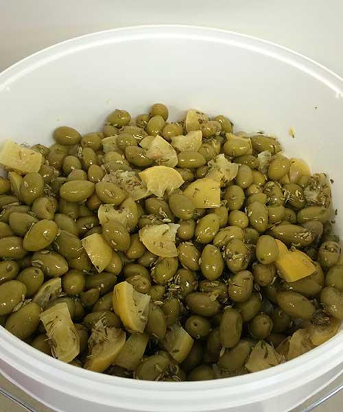 Seau olives picholines cassées aux citrons et fenouil (origine Maroc) 10 kg - Azur TJ Olives